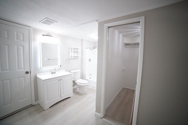 Building Photo - 318 Meadowbrook Ln