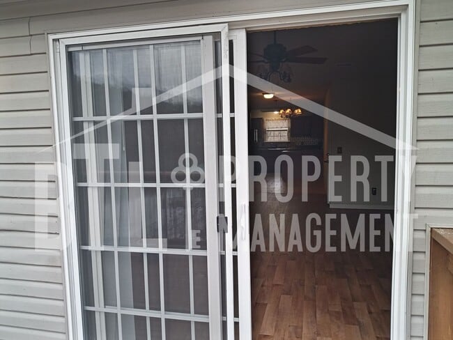 Building Photo - Beautiful 3 Bedroom Condo with a Lake View!