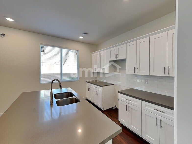 Building Photo - 8818 Tiger Tooth Ave