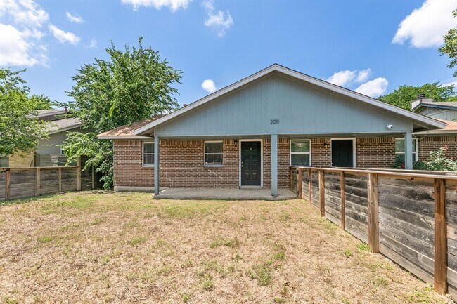 Primary Photo - 2011 E Stassney Ln