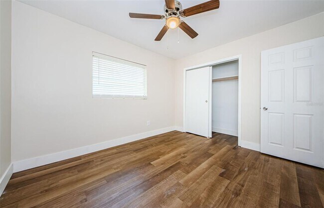 Building Photo - 1310 Robin Hood Ln