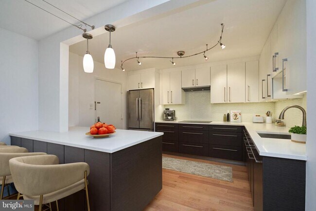 Building Photo - 1800 Old Meadow Rd