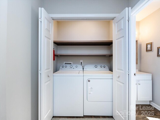 Building Photo - 7731 Ivy Hollow Dr