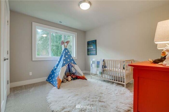 Building Photo - Beautiful 5 Bedroom 4 Bathroom Home in Lake Forest Park!