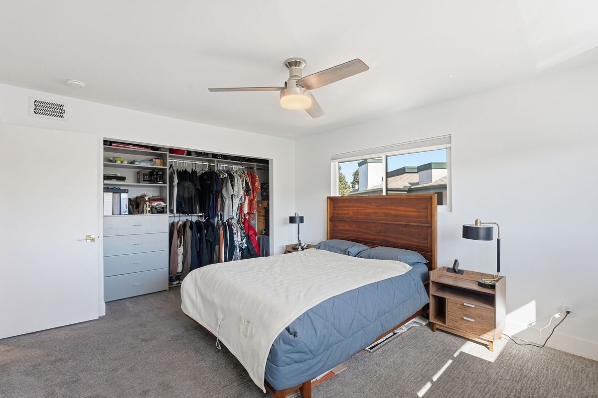 Building Photo - 450 W Vermont Ave