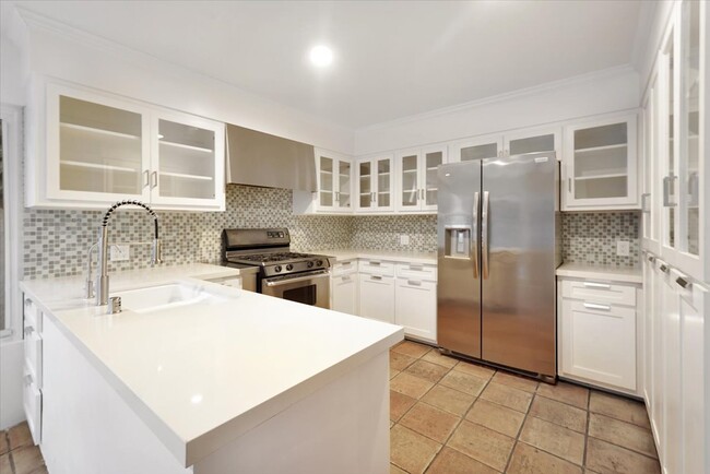 Kitchen - 3207 Ellenda Ave