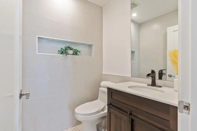 Building Photo - Modern and Spacious 4 Bed + 2.5 Bath Home