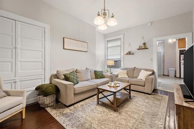 Building Photo - Beautiful 3 Bed/1 Bath in Pittsburgh's Lawrenceville Neighborhood - Prime Location!! - Available ...