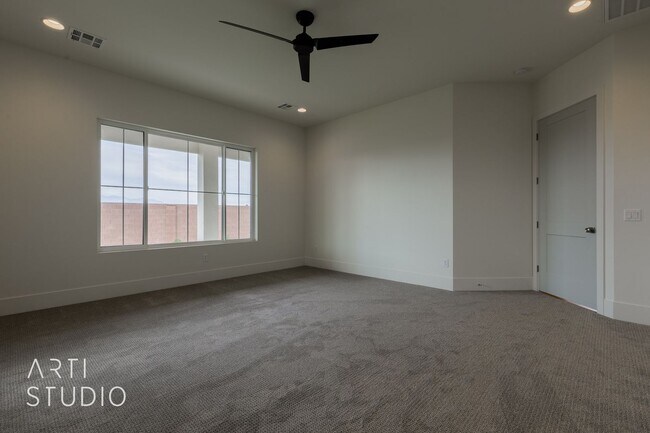 Building Photo - Beautiful Fully Furnished 3 bedroom, 2.5 B...