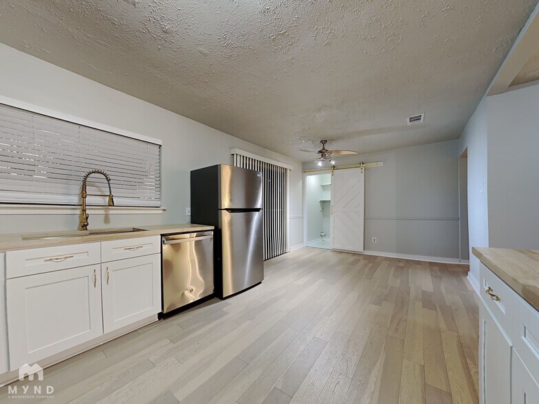 Building Photo - 15218 Tresch Ln