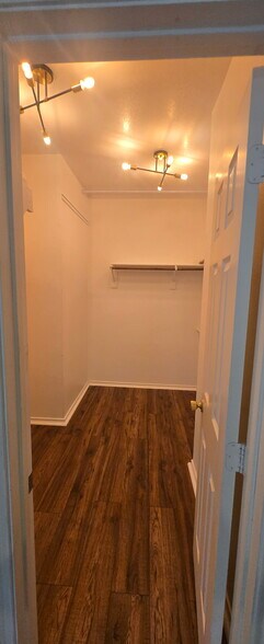 Building Photo - 6900 Oak Falls Dr