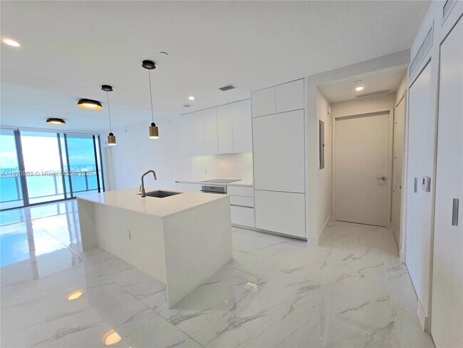 Building Photo - 700 NE 24th St