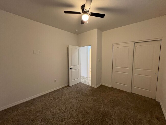 Building Photo - 4 BEDROOM HOME!