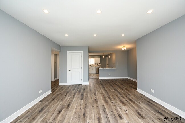 Building Photo - 9381 Bay Colony Dr