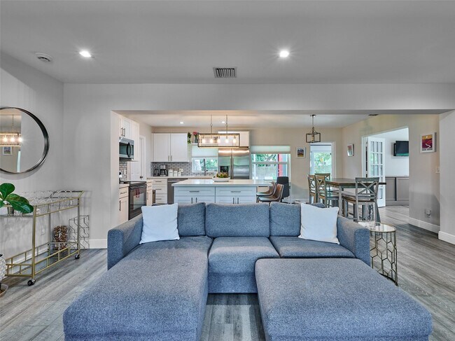 Building Photo - 801 NE 15th St