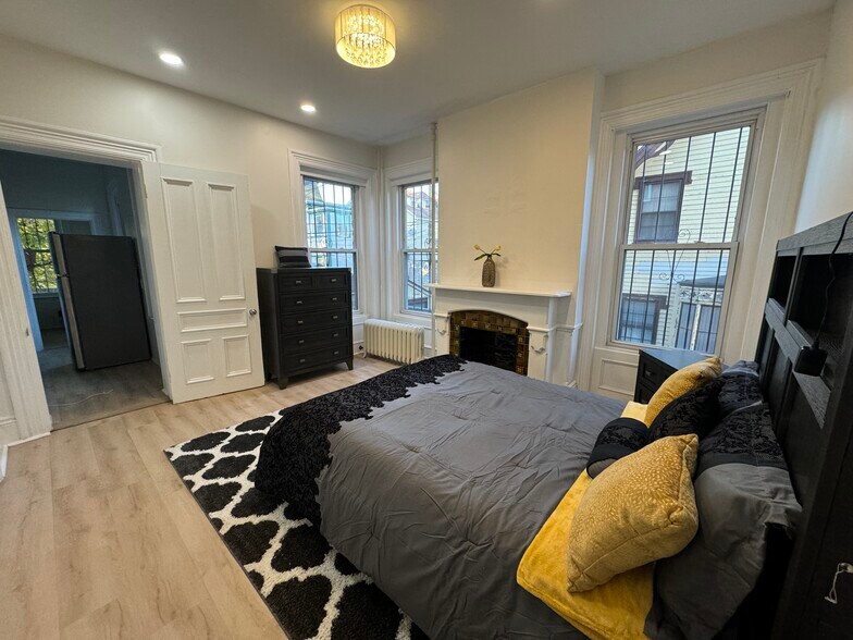 Building Photo - 4 Montrose St