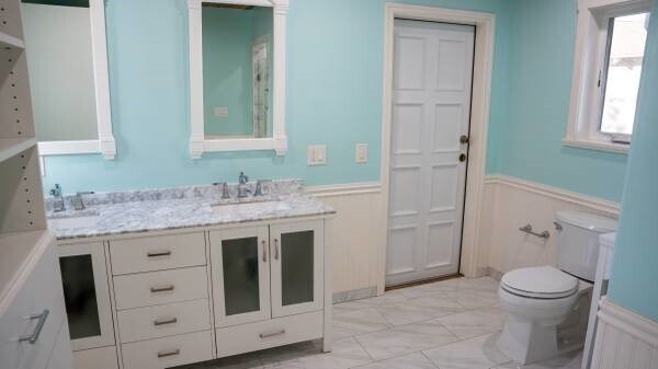 TOILET & BATH - 1511 N Rose St