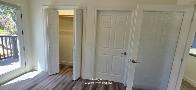 Building Photo - large custom home with peek a boo ocean views