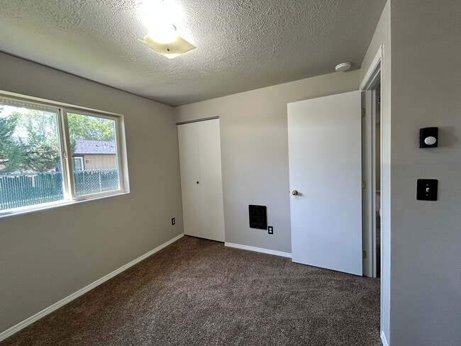 Building Photo - Remodeled 3 Bedroom / 1 Bathroom House on ...
