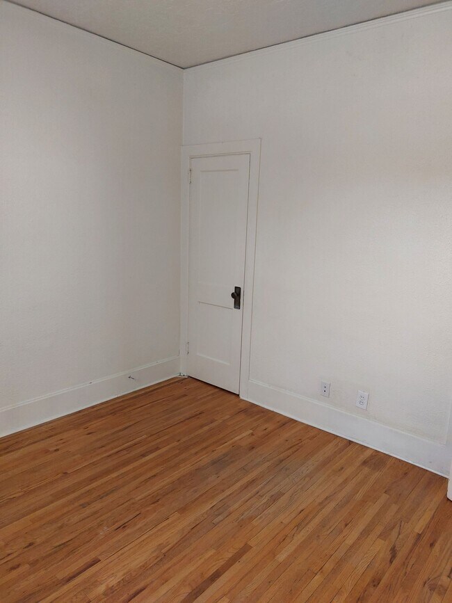 Building Photo - College Housing - 4 bedrooms