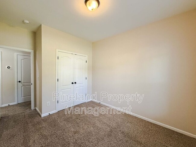 Building Photo - 728 Roanoke Dr