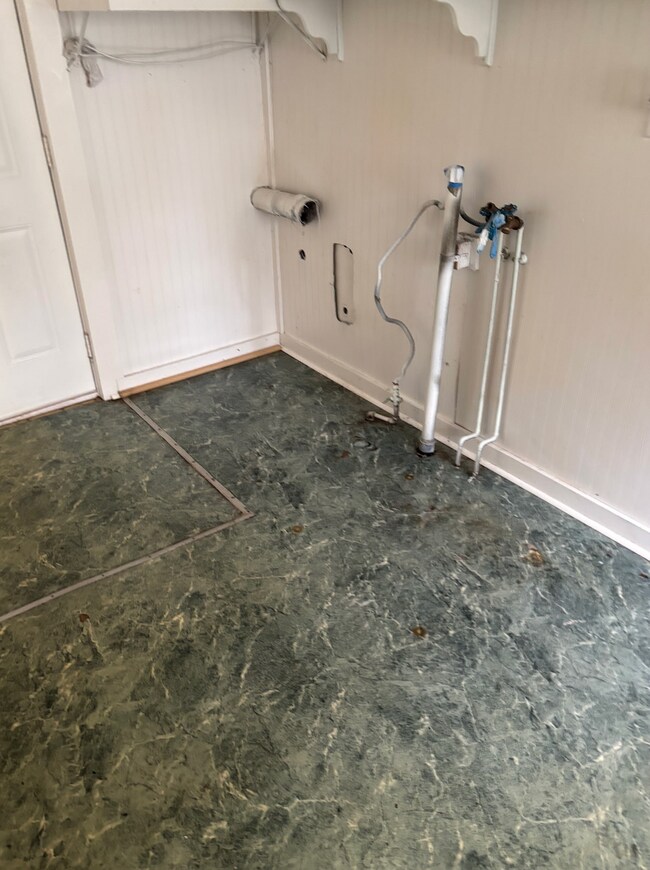 Building Photo - 3 bed + bonus room and 1 bath