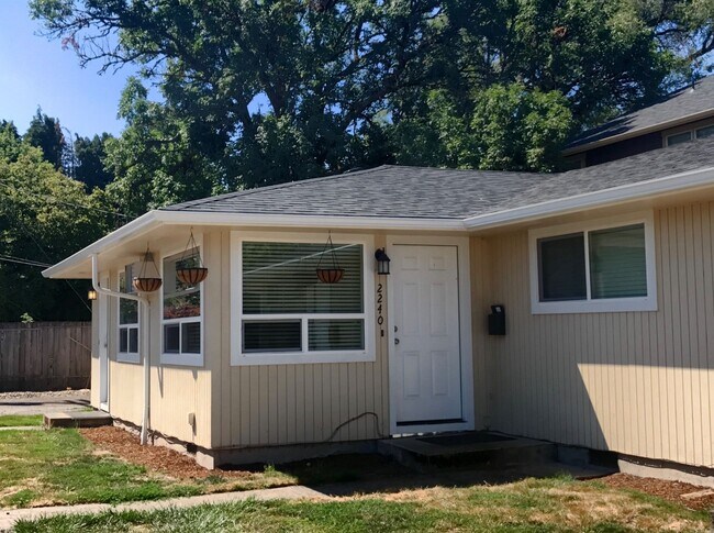 Building Photo - 2 Bedroom Duplex ~ Close to Campus