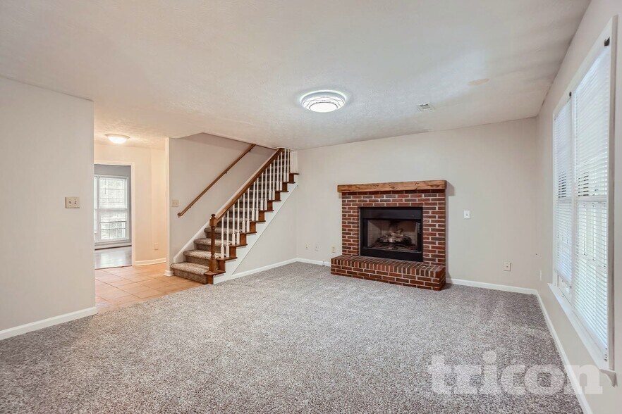 Building Photo - 5 Meadow Green