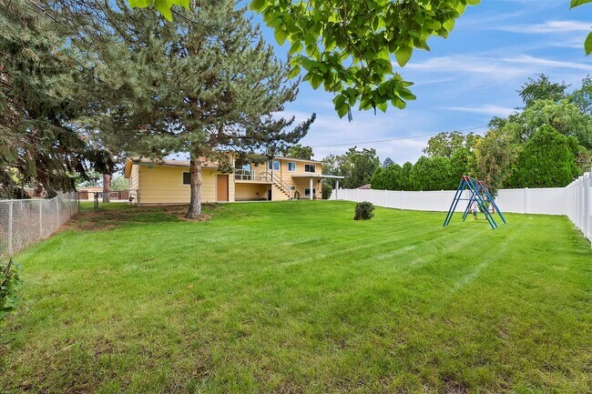 Building Photo - 6190 N Shandee Dr