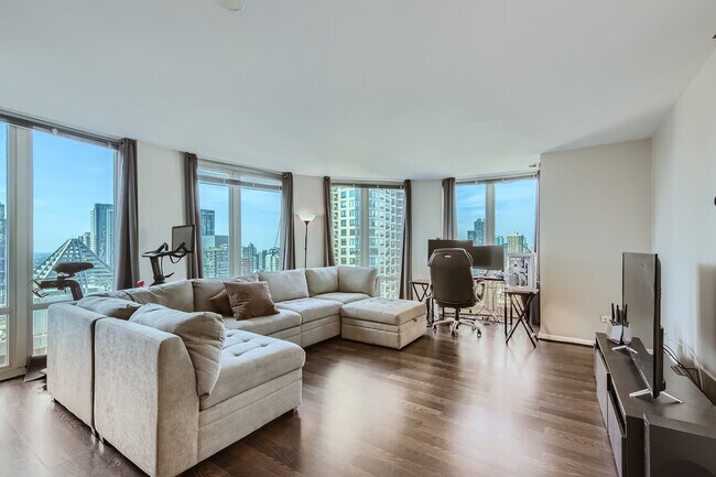Building Photo - 345 N La Salle Dr