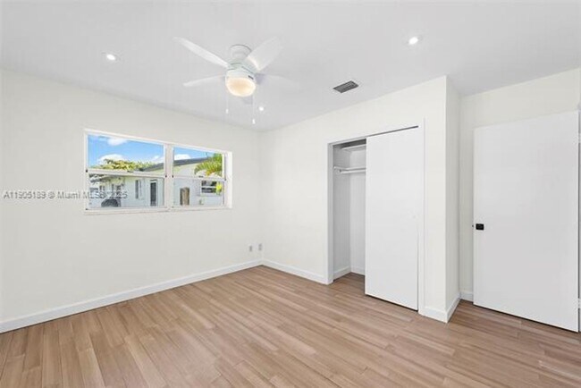 Building Photo - 9411 Jamaica Dr