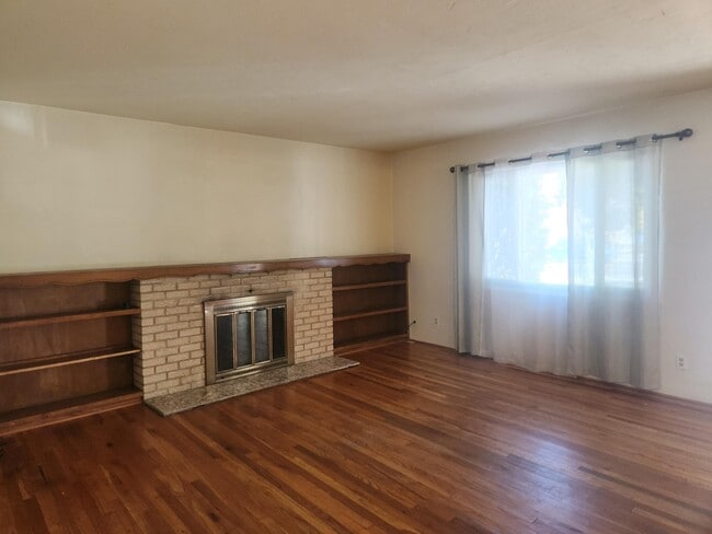 Building Photo - 917 Girard Blvd SE