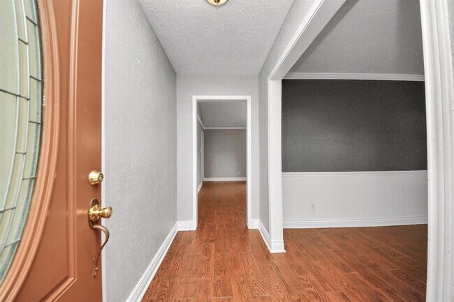 Building Photo - 9422 Val Verde St