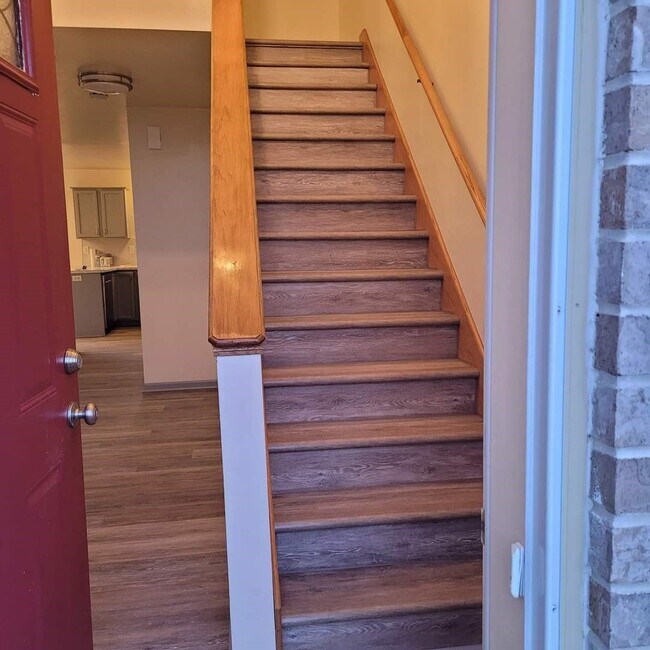 Building Photo - Welcome Home to this Grand Chute Condo!