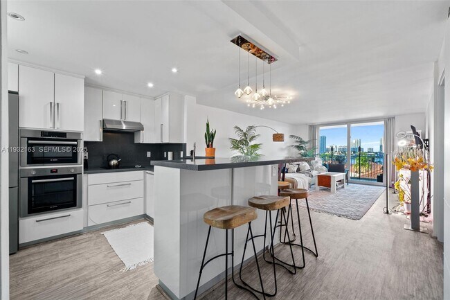 Building Photo - 4000 NE 170th St