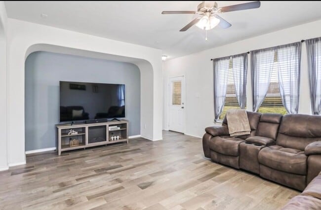 Building Photo - 1831 Creekwood Dr