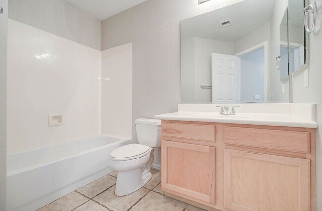 Building Photo - 2026 E County Down Dr