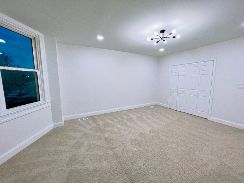 Building Photo - 720 E 41st St