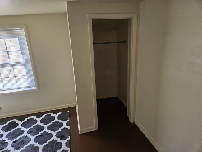 Building Photo - 3 Bedroom 1 Bathroom Townhouse