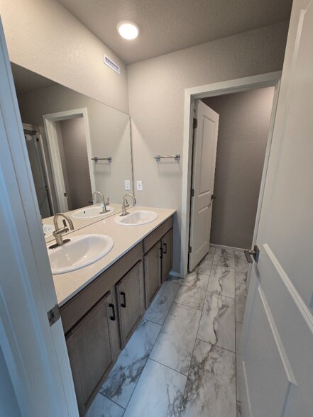 Building Photo - 4824 River Roads Dr