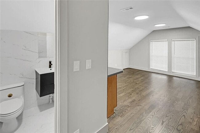 Building Photo - 1887 Shalimar Dr NE