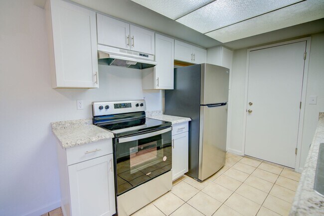 Building Photo - **** MOVE IN SPECIAL-FREE FIRST MONTH RENT...