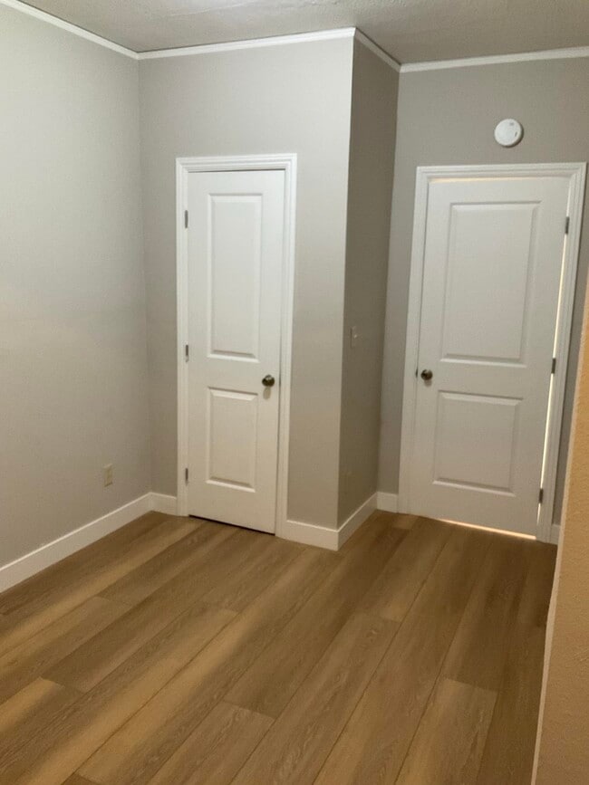 Building Photo - 618 W 7th St