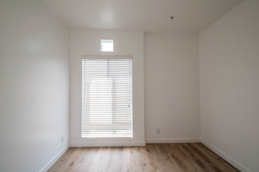 Building Photo - 425 N Alvarado St