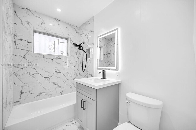 Building Photo - 645 NE 149th St