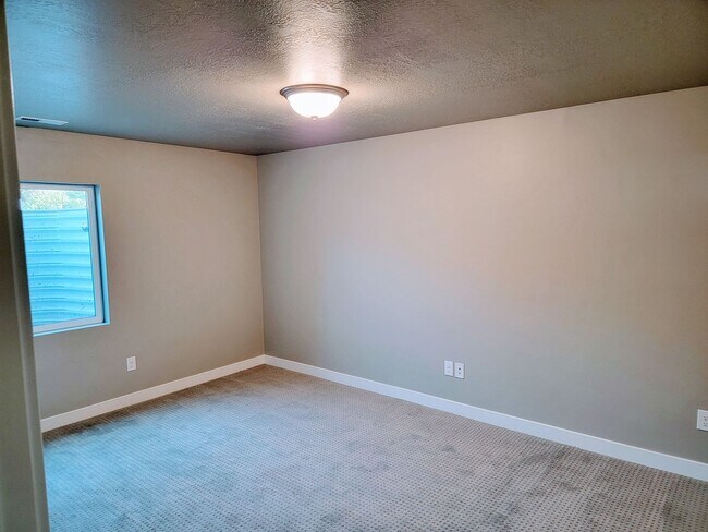 Building Photo - Stunning Townhome!