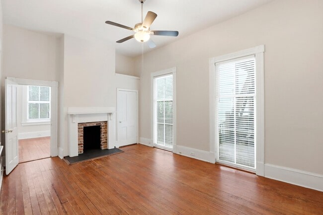 Building Photo - Large Three Bedroom in Historic District