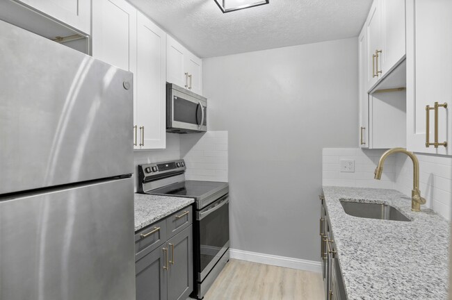 2x2 Renovated Kitchen - Mariemont Woods