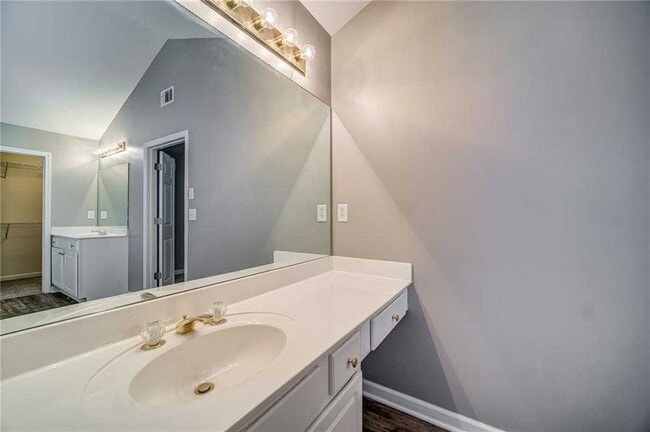 Building Photo - 716 Parkside Dr