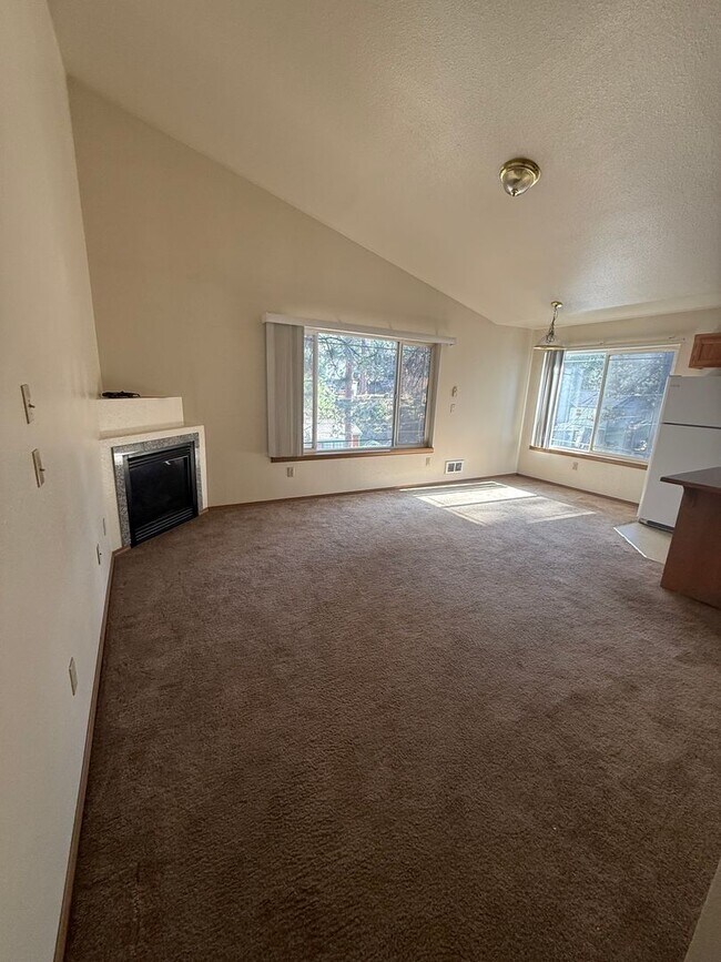 Building Photo - Westside 3 Bdrm, 2 Bath Townhouse close to COCC!  All Appliances, Washer/dryer hookups, Single ga...